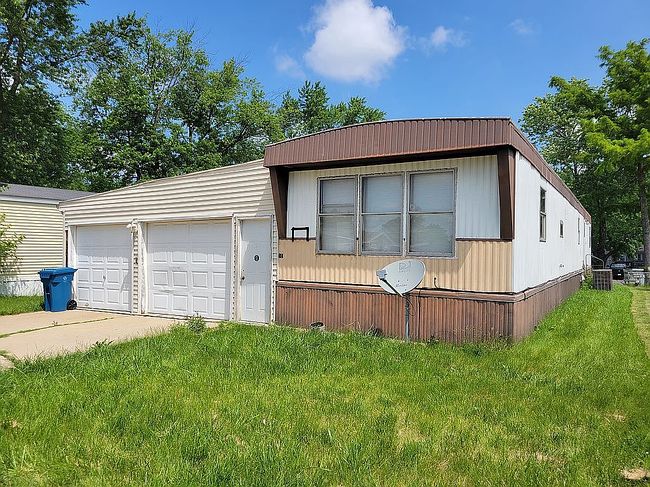 24 Dennis Dr, Bloomington, IL