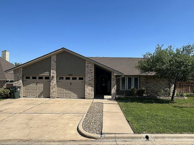 Image of 850 Whispering Oaks Dr