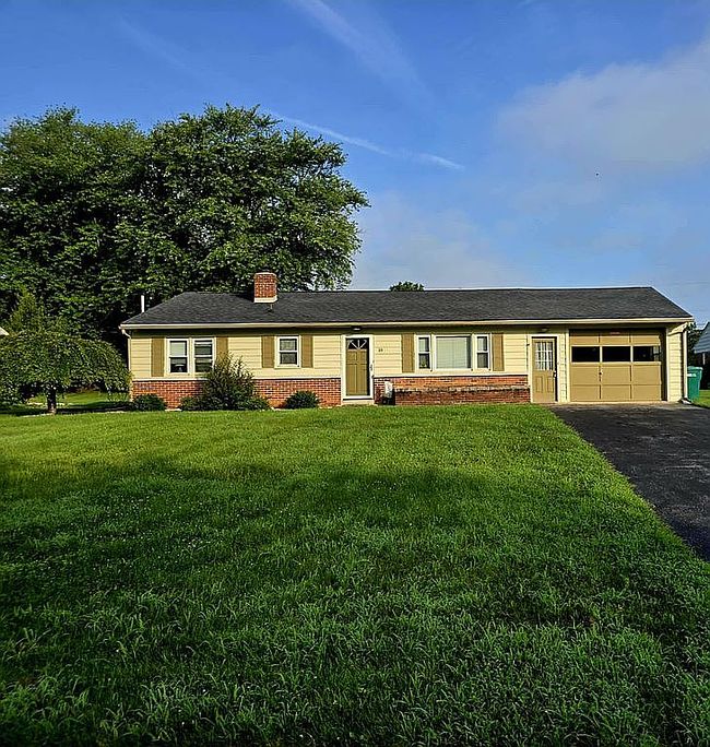 Photo of 18 Annendale Dr, Carlisle, PA