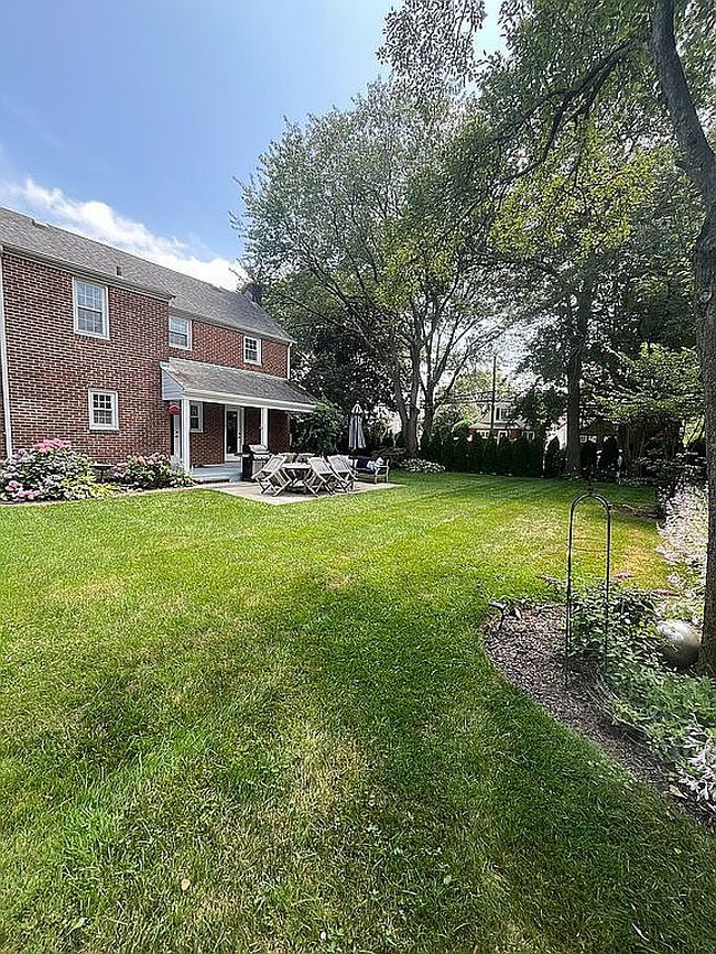 Photo of 98 Beech St, Floral Park, NY