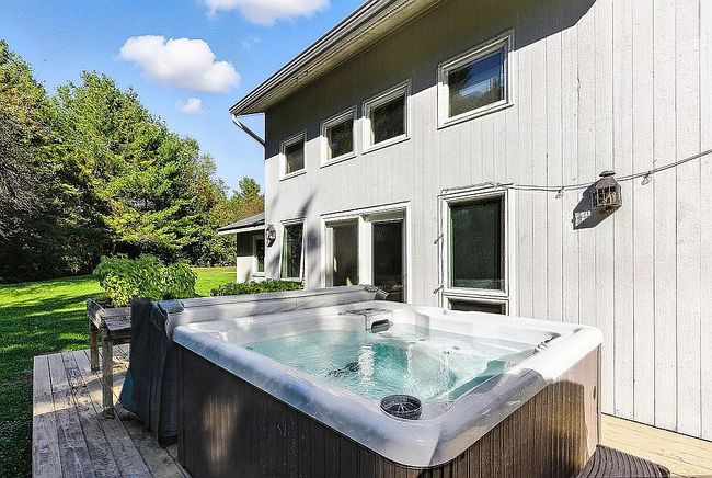 Photo of 653 Simmons Dr, Shelburne, VT
