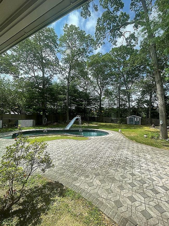 Photo of 7 Whitespruce Ln, Hauppauge, NY