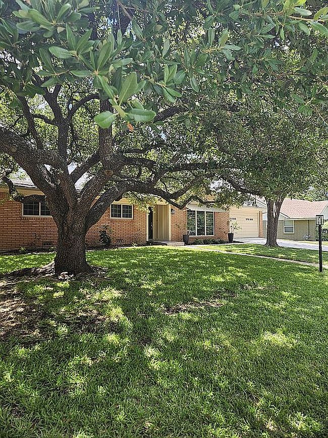 Photo of 2112 Lenamon St, Waco, TX