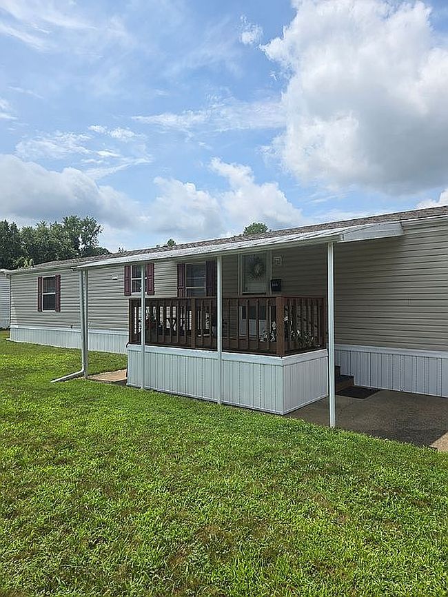 Photo of 202 Port Ln Se, New Philadelphia, OH