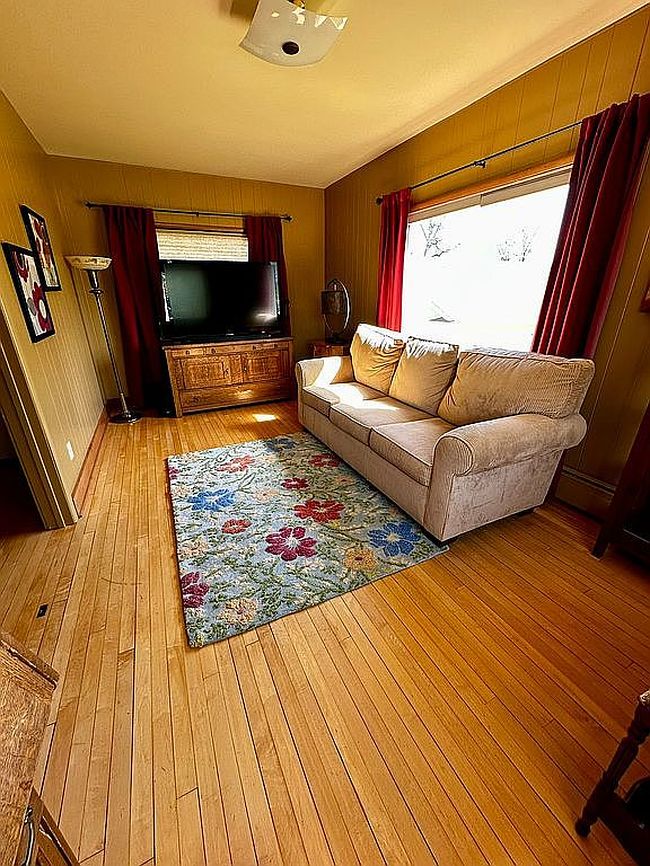Image of 404 2nd Ave Ne