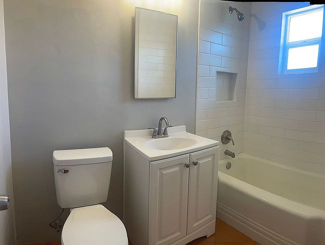 Image of 717 W Howe St