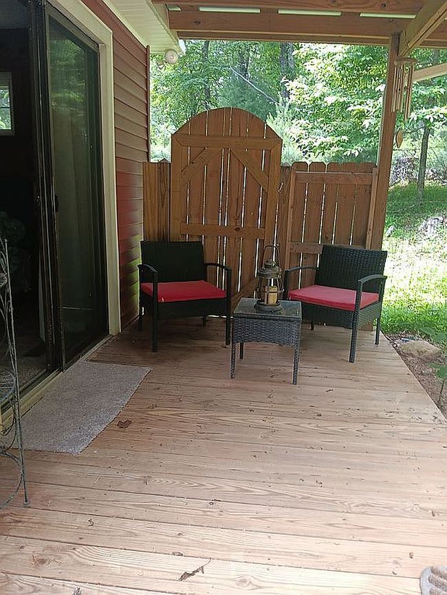 Photo of 211 Parkway Ln, Sparta, NC