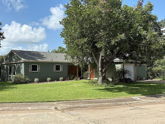 Photo of 204 Chestnut St, Lake Jackson, TX