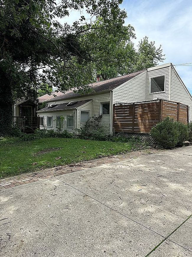 Photo of 2208 W Parkway Dr, Muncie, IN