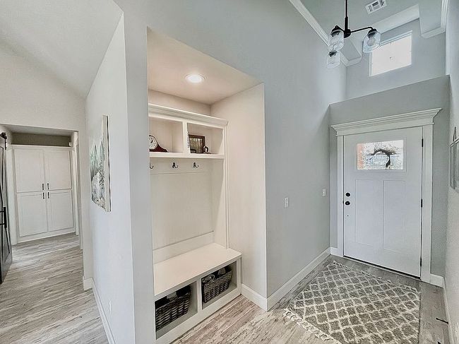 Additional photo 1 of property located at 910 N Ash Ave