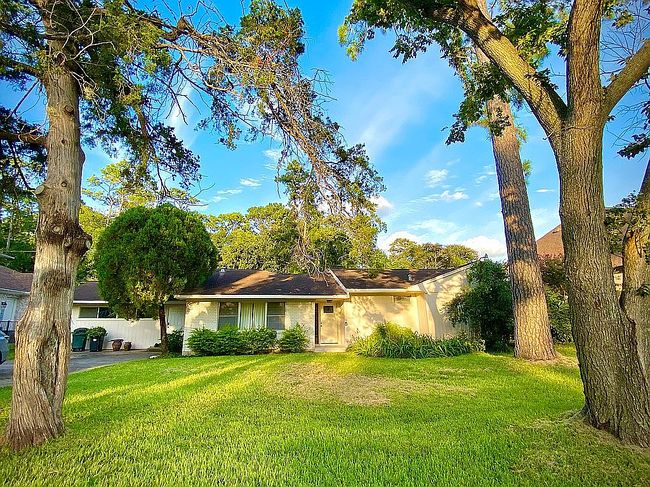 Photo of 850 Pecanwood Ln, Houston, TX