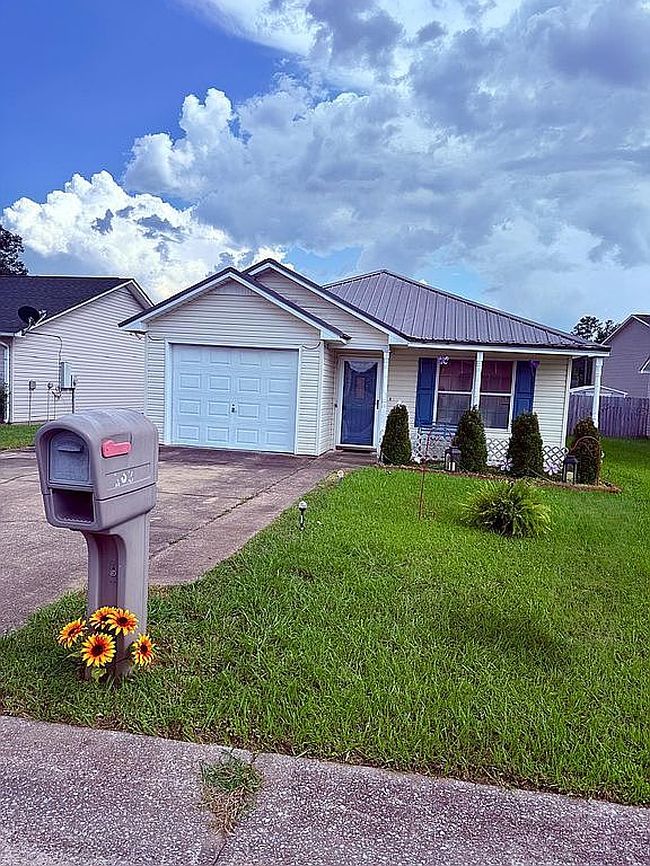 303 Autumnwood Dr, Rainbow City, AL