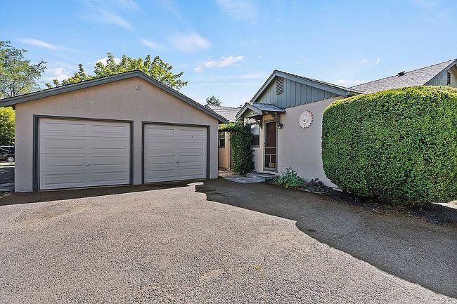 Preview of property located at 916 W 4th St