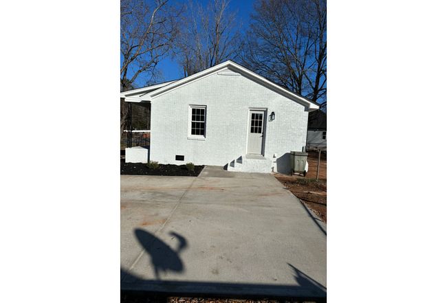 Image of 2210 E Lee Rd