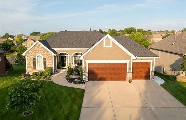 Photo of 2825 Sw Carlton Dr, Lees Summit, MO