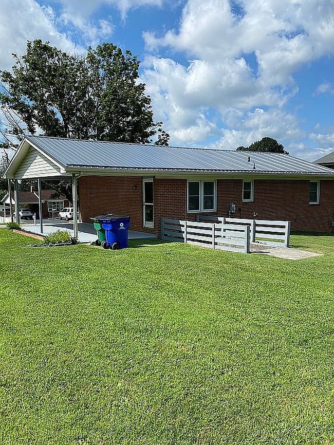 Photo of 815 North Dr, Blacksburg, VA