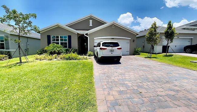Photo of 2951 Ne Breezeway Cir