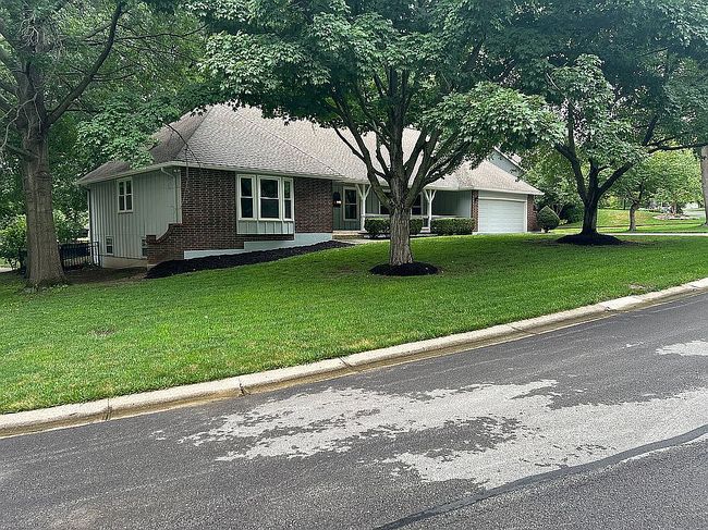 Photo of 600 Ne Golfview Dr, Blue Springs, MO
