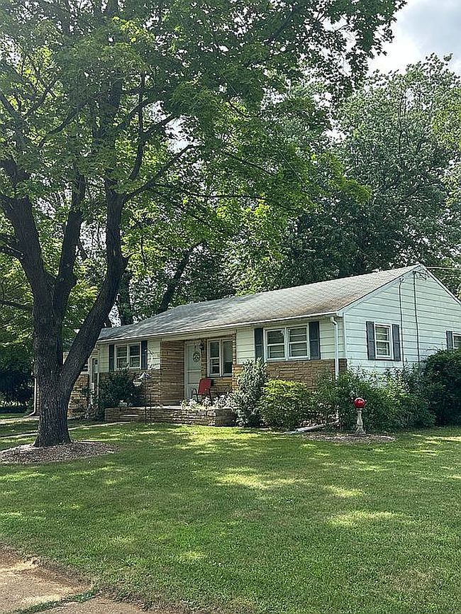 Photo of 12 Fox Ln, Hamilton, NJ