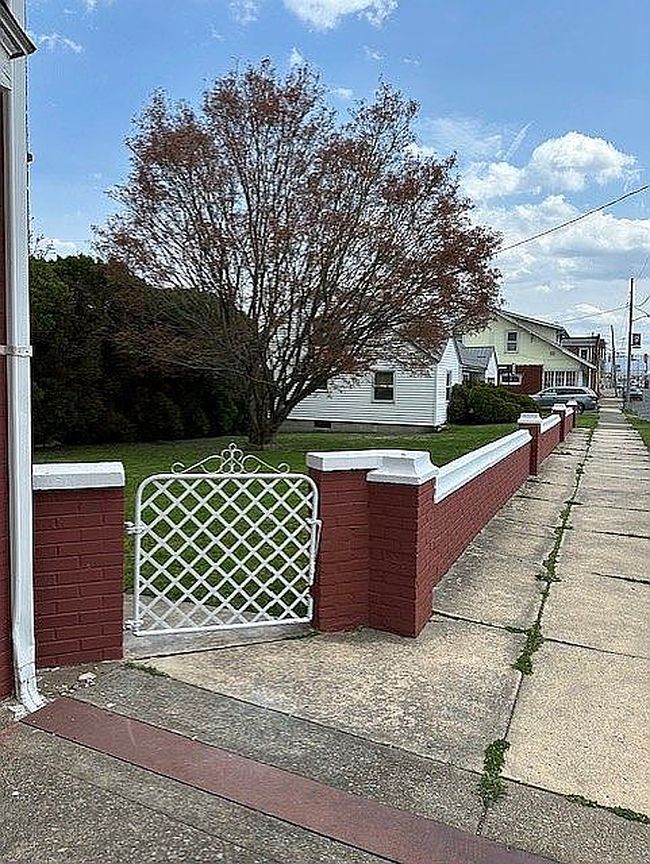 Image of 134 W Shirley St