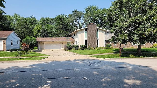 Photo of 1136 Barneswood Dr, Downers Grove, IL