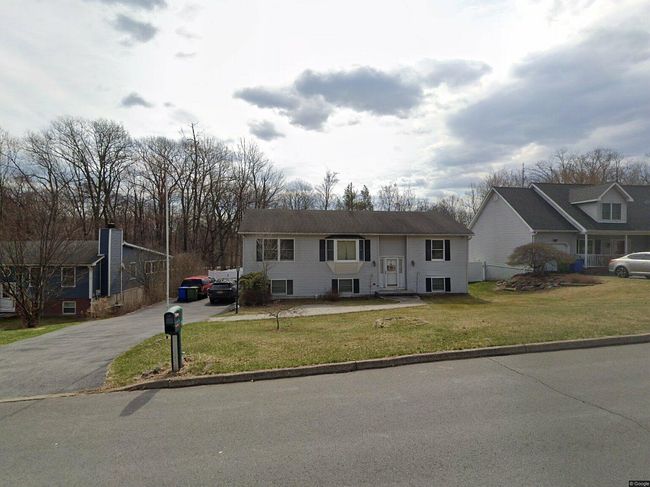 Photo of 3 Walnut Ln, Middletown, NY