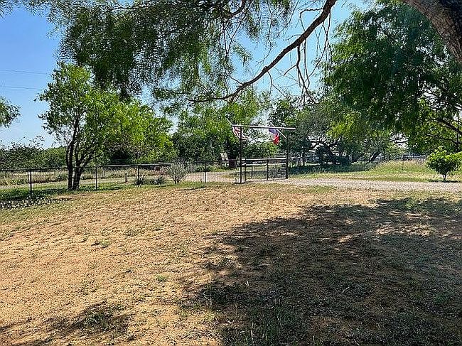 Photo of 205 May Rd, Pleasanton, TX