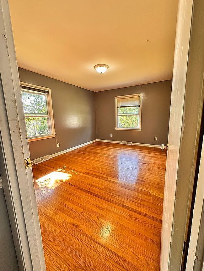 Image of 208 E 10th St