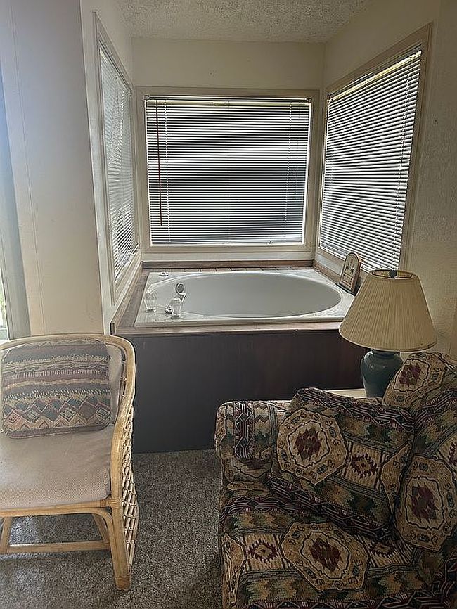 Image of 247 Lake Dr