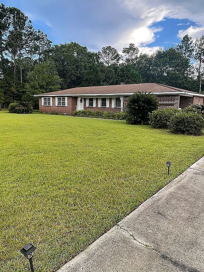Photo of 803 E Barnard St, Glennville, GA