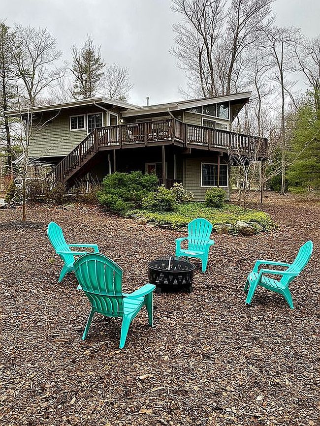 Photo of 336 Sir Bradford Rd, Pocono Lake, PA