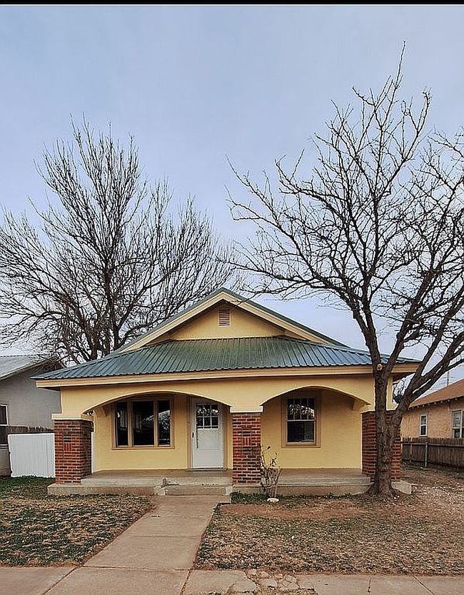 Photo of 630 S 10th St, Slaton, TX