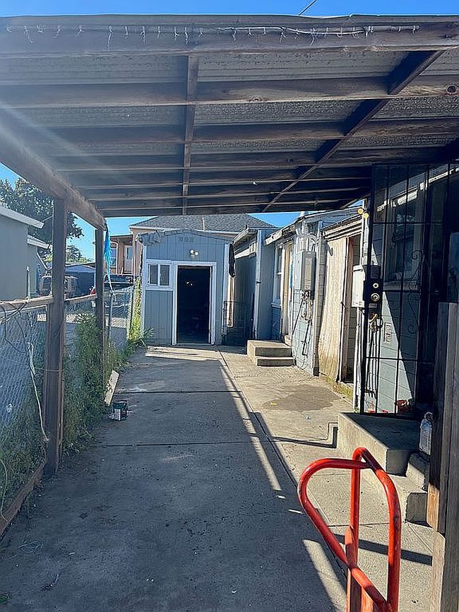 Photo of 9945 B St, Oakland, CA