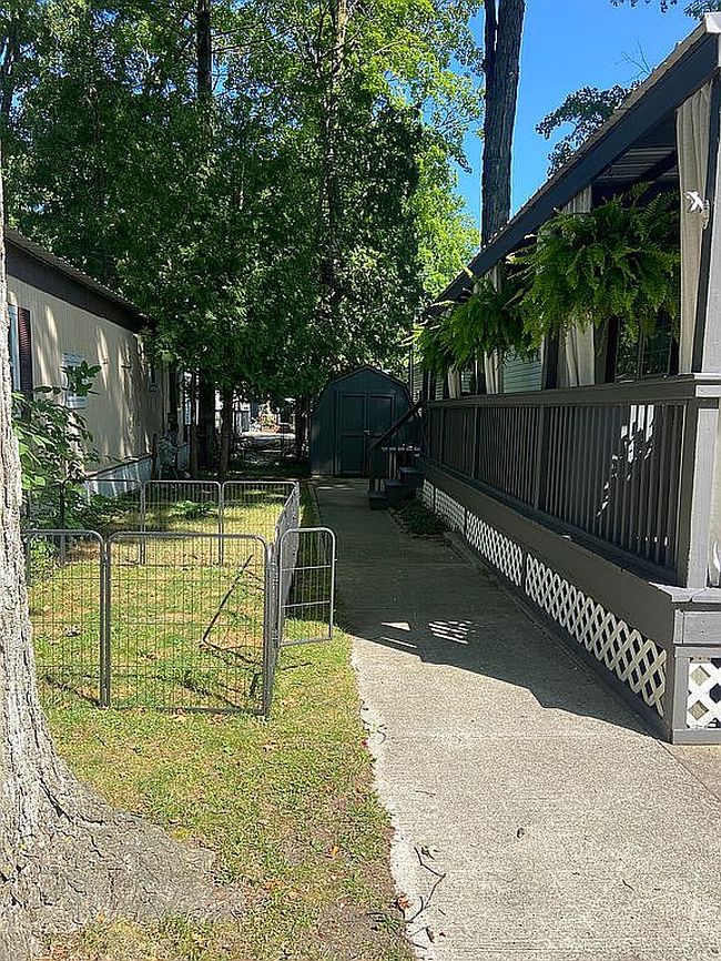 Image of 615 Maplewood St