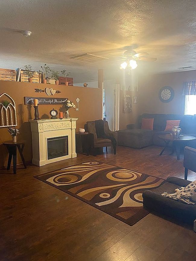 Photo of 10448 9 1/2 Ave, Hanford, CA