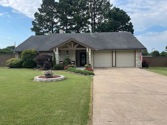 Photo of 1702 Country Club Dr