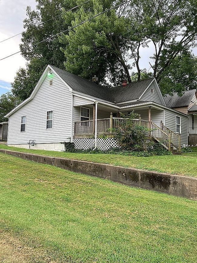 Photo of 700 4th St E, Scott City, MO