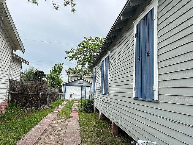 Image of 4825 Avenue N 1/2
