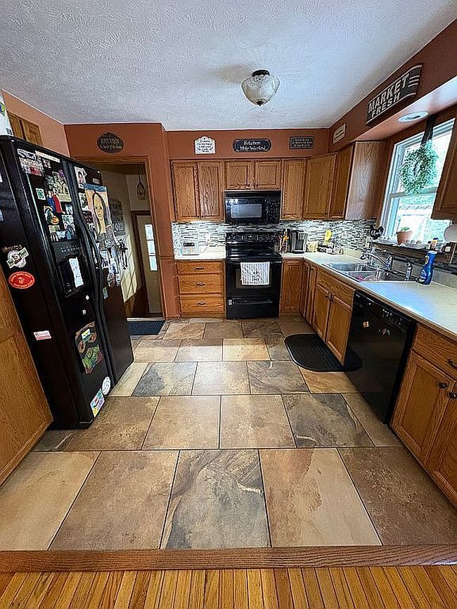 Photo of 1049 Wilson Sharpsville Rd, Cortland, OH