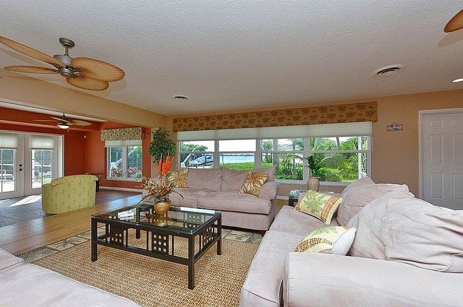 Image of 295 North Dr