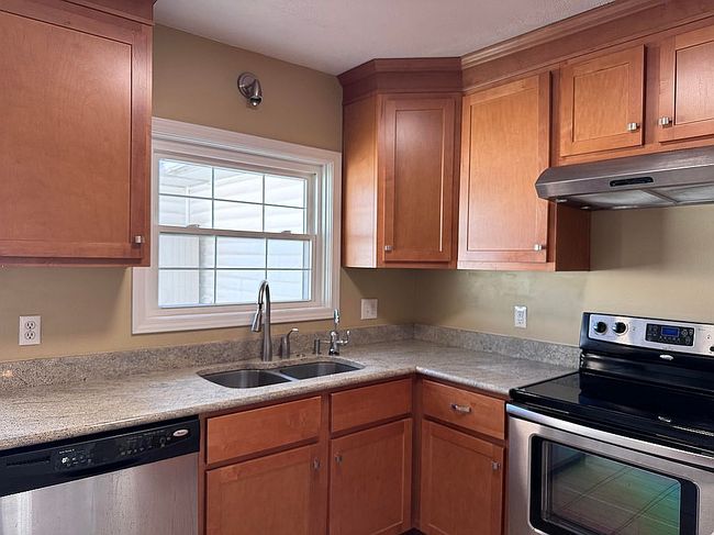 Additional photo 1 of property located at 9 Meadowlawn Dr Unit 5