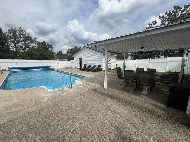 Image of 204 W 3rd St