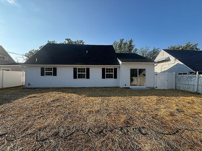 Photo of 38 Inland Rd, Levittown, PA