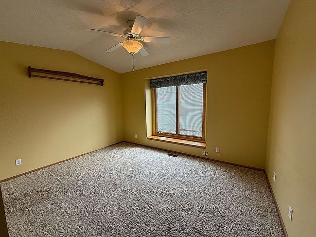 Photo of 5008 Lakeside Dr, Papillion, NE