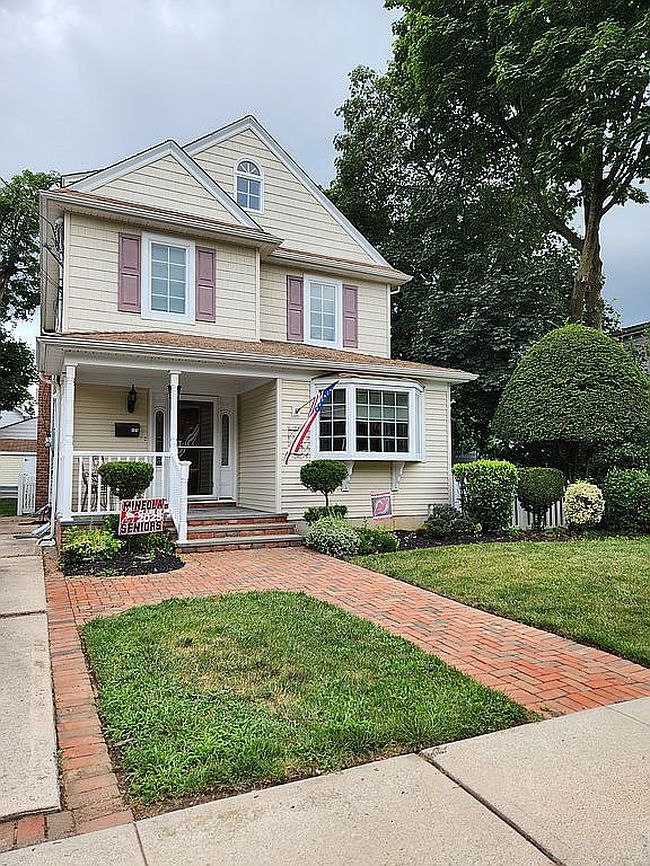 Photo of 125 Shields Ave, Williston Park, NY