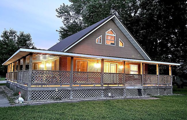 Photo of 210 N Baker Ln, Clinton, IN