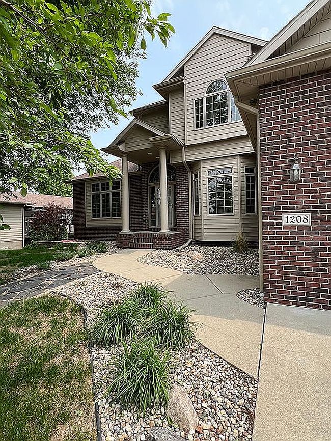 Photo of 1208 S Hyde Park Ave, Sioux Falls, SD