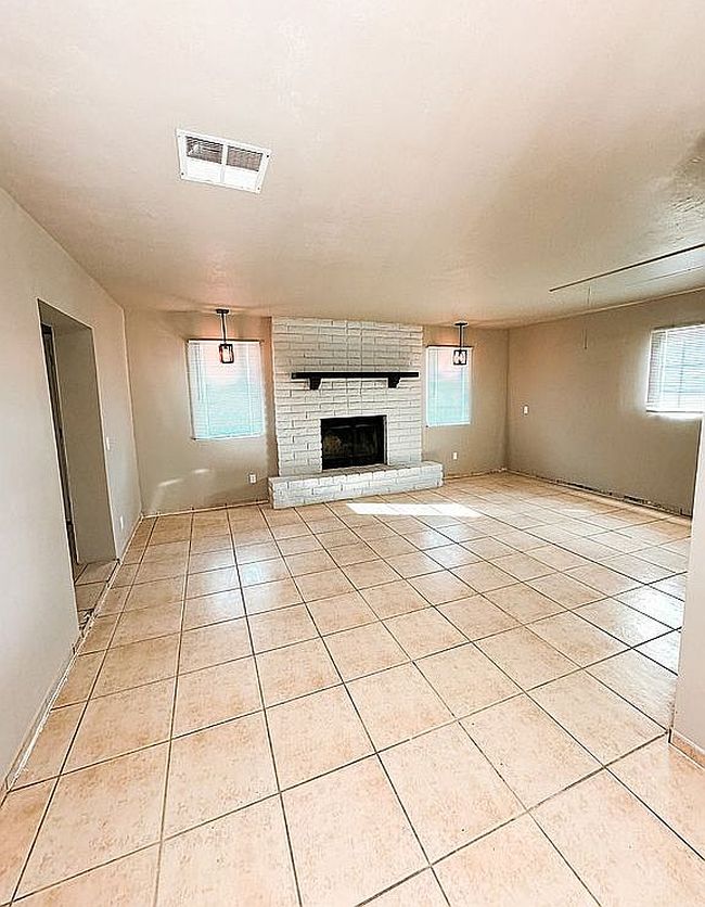 Additional photo 2 of property located at 967 E 10th Dr