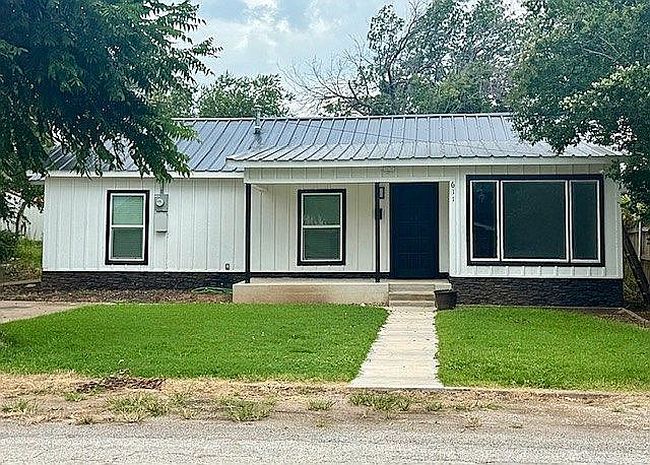 Photo of 611 N California St, Henrietta, TX