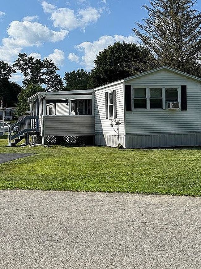 Photo of 292 Pyramid Pines Est, Saratoga Springs, NY